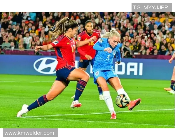 英格兰足球队在世界杯赛场夺冠，球迷欢欣鼓舞！